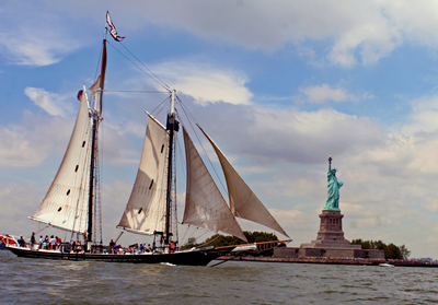 NYC yacht Pioneer-Statue